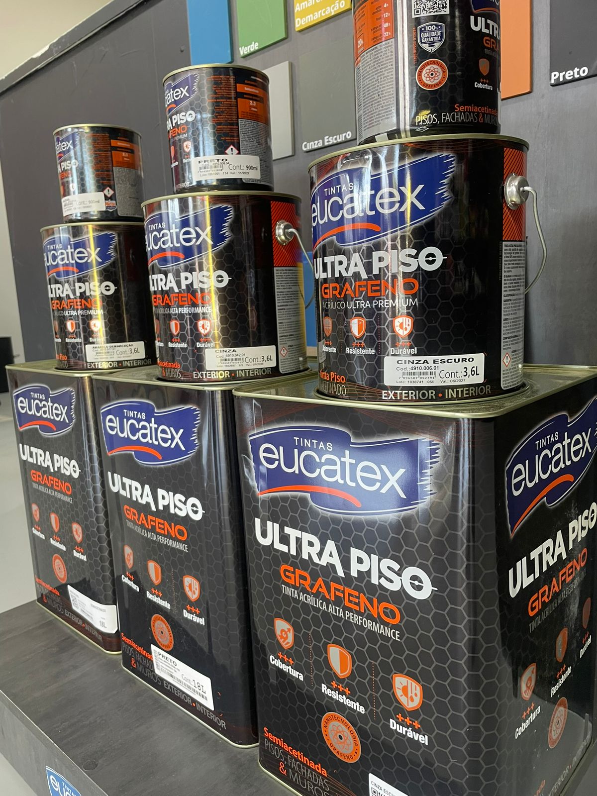 Prateleira de tintas